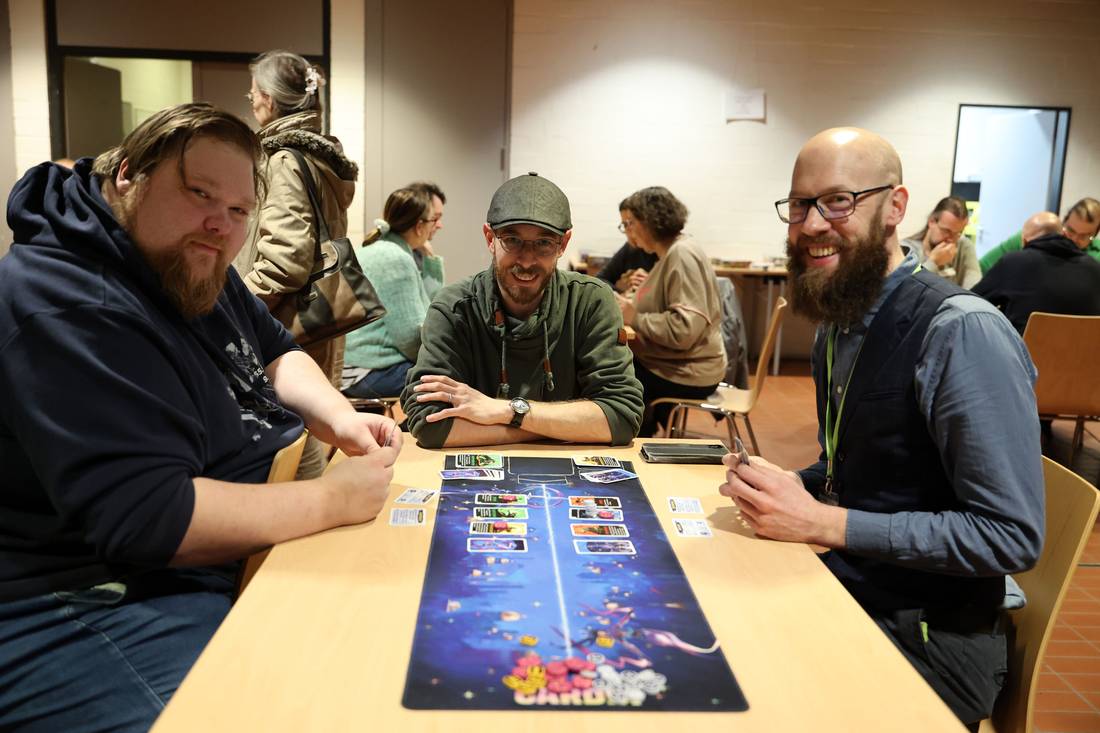 Hans-Christian Hoff und Michael Kamlah vom Brettspieleclub Niederrhein duellieren sich um die fiktive Stadt „Cardia“ – ein gutes Spiel für zwei Personen. Dennis Leven (Mitte) schaut zu.